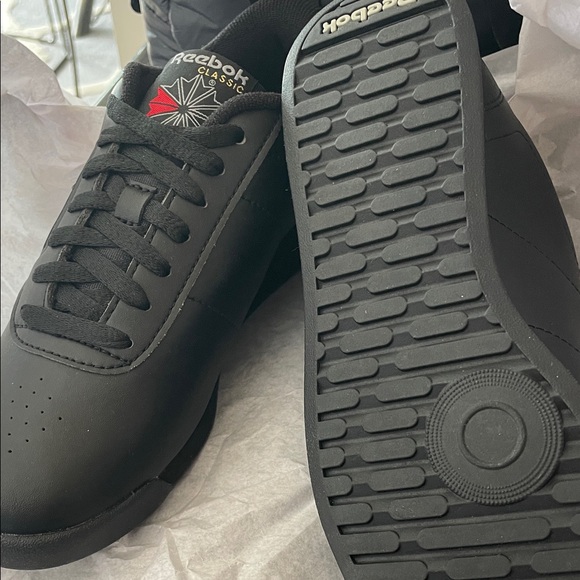 Reebok Black Leather Trainers with Red and White Logo - Picture 2 of 4